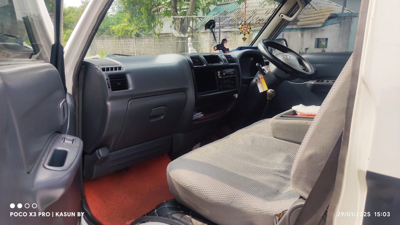 Nissan vannette 2005 (with driver)