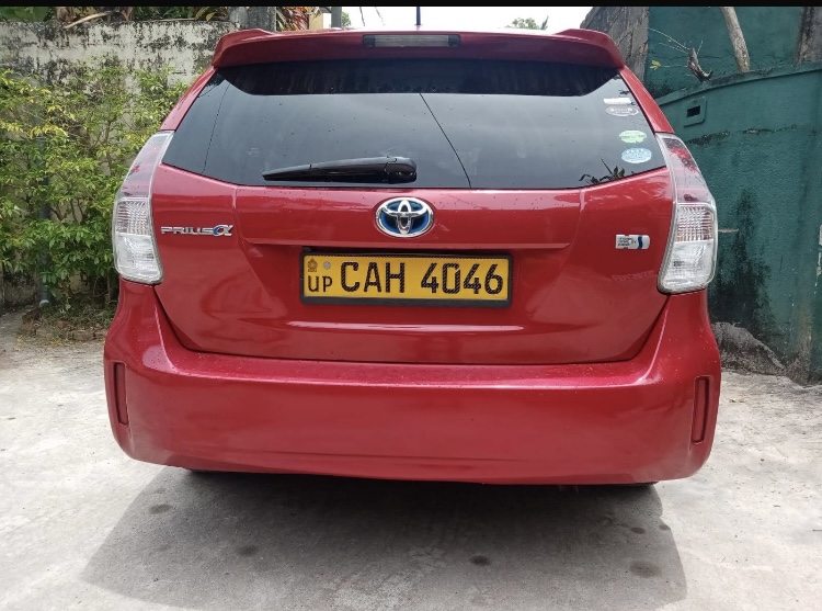 Toyota prius alfa 2013